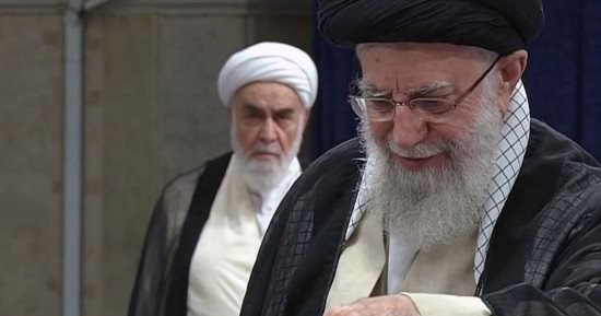 إيران تنتخب رئيسًا جديدًا.. خامنئى يدعو لمشاركة واسعة ويؤكد: بقاء النظام متوقف على مشاركة الشعب.. أكثر من 60 مليون إيراني ينتخبون الرئيس بين 4 مرشحين يتنافسون على مقعد رئيسي.. وسفاراتها بالخارج تفتح أبوابها