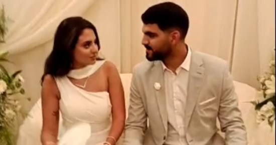 فرحة الفنانة أمل رزق بخطوبة ابنتها "هيا" مع الأهل والأصدقاء
