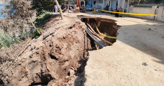 جهود مكثفة للسيطرة على هبوط أرضى بمنطقة جسر النيل بقرية دهتورة بالغربية.. فيديو
