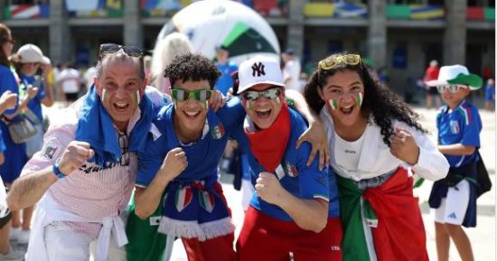 Suisse contre Italie… les supporters enflamment l’ambiance avant le match d’ouverture des huitièmes de finale