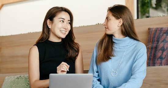 أبراج بتشارك أسرار حياتها العاطفية مع زملائها فى العمل.. مش بيخبوا حاجة