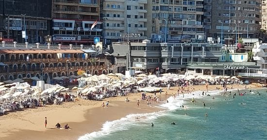 احذروا.. رفع الرايات الحمراء والصفراء على شواطئ الإسكندرية بسبب الأمواج.. نشاط فى حركة الرياح وارتفاع الأمواج 3 أمتار.. "السياحة والمصايف" تحذر من ركوب الألعاب المائية بدون "اللايف جاكيت".. فيديو وصور