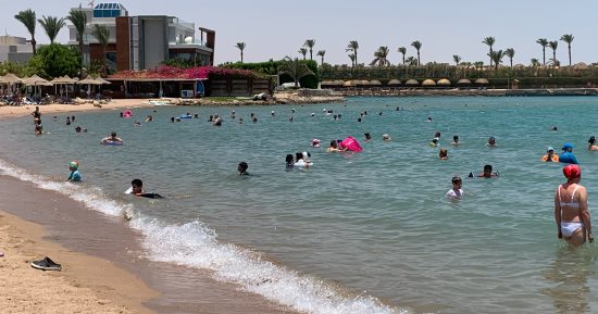 "ضحك ولعب وجد".. الألعاب البحرية تشعل نشاط السياح على شواطئ الغردقة.. فيديو