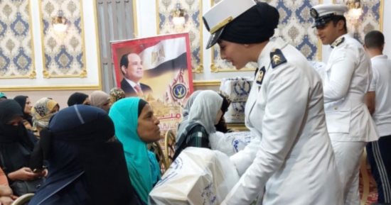 "كلنا واحد.. معك فى كل مكان".. الداخلية توزع مساعدات على المواطنين