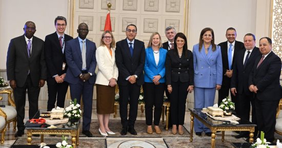 رئيس الوزراء يلتقى المدير العام للعمليات بالبنك الدولى