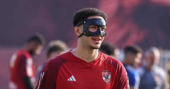 حارس الأهلى يشارك فى التدريبات مرتديا قناعا على الوجه
