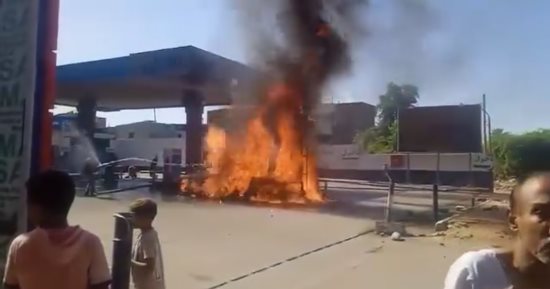 حريق بسيارة داخل محطة وقود فى كوم أمبو بأسوان والحماية المدنية تحاول السيطرة