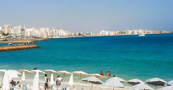 أجواء صحوة على شواطئ مطروح وارتفاع الأمواج والحرارة 31 درجة.. فيديو