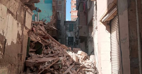 مصرع سيدة وإنقاذ زوجها إثر انهيار عقار قديم فى الإسكندرية