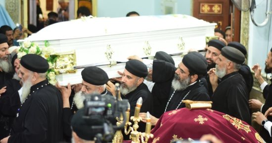 من هم الأشخاص الذين لا تصلى الكنيسة عليهم بعد الموت؟.. البابا يجيب
