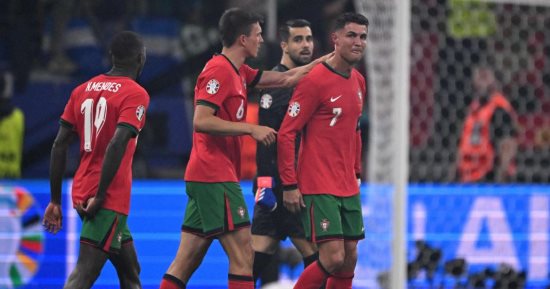 البرتغال ضد سلوفينيا.. دموع كريستيانو رونالدو بعد إهدار ركلة جزاء “صور”