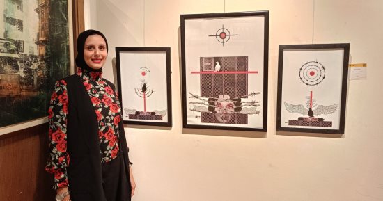 التشكيلية ياسمين جمال تجسد التأثير السلبي للتنمر في لوحاتها بالمعرض العام