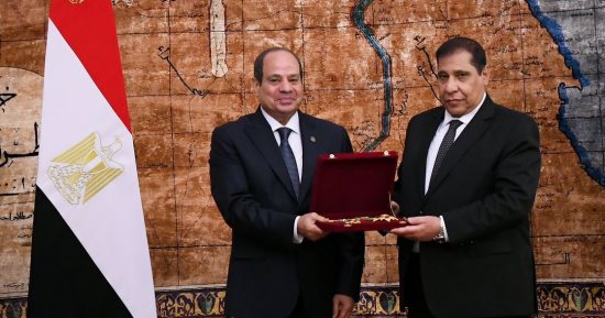 الرئيس السيسى يمنح المستشارين عادل عزب وحافظ عباس وسام الجمهورية من الطبقة الأولى