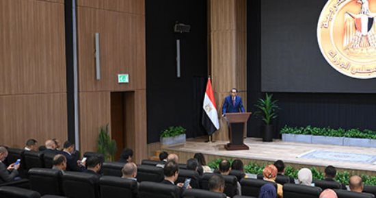 رئيس الحكومة للمصريين: اعطوا فرصة للوزراء الجدد للعمل ثم احكموا