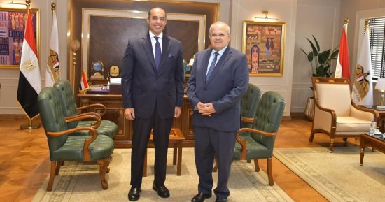الخشت يهنئ المستشار محمود فوزى لتوليه حقيبة وزارة الشؤون النيابية والقانونية والتواصل السياسى