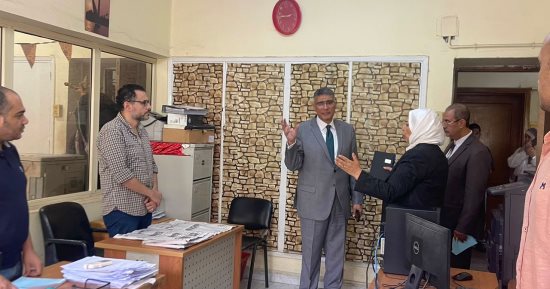 العاملون بديوان عام محافظة الجيزة يستقبلون عادل النجار بعد حلف اليمين