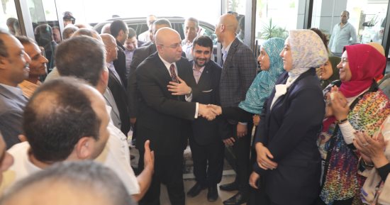 استقبال العاملين بالديوان العام لمحافظ بني سويف ونائبه فى أول يوم بعد تجديد الثقة