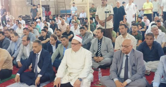 محافظ الشرقية الجديد يؤدى صلاة الجمعة بمسجد الفتح