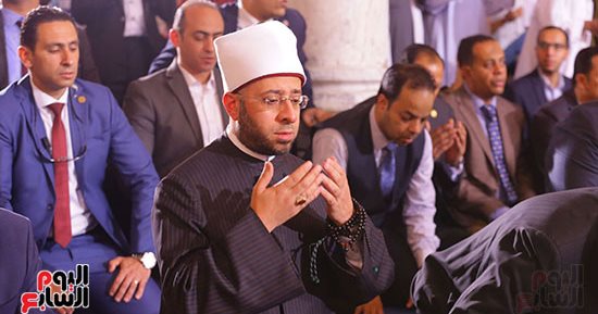 المصلون بعمرو بن العاص يلتفون حول وزير الأوقاف ويشكرون القيادة السياسية.. صور 