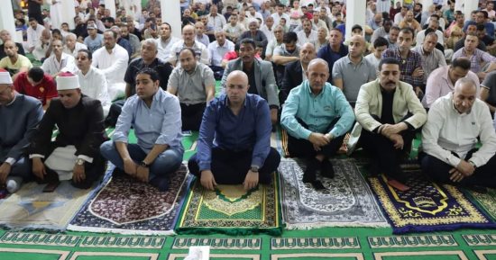 محافظ بنى سويف يؤدى صلاة الجمعة بمسجد عمر بن العزيز.. لايف