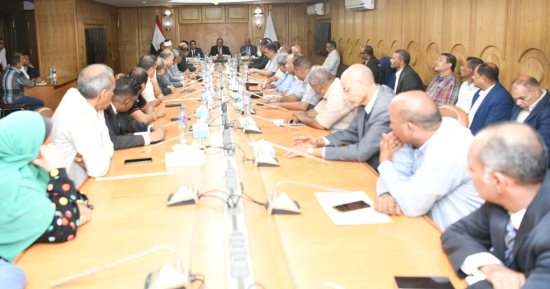 زار مسجد القنائى وضبط حالة تعد على أرض زراعية.. محافظ قنا الجديد يبدأ عمله قبل وصوله لأداء مهامه بديوان المحافظة؟ خالد عبد الحليم يجتمع بالمجلس التنفيذى.. ويؤكد "المواطن أولا" والاهتمام بكل الملفات وحياة كريمة