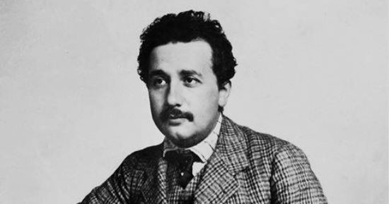 نوبل تتذكر نسبية أينشتاين بصورة نادرة للعالم الشهير تعود إلى عام 1904