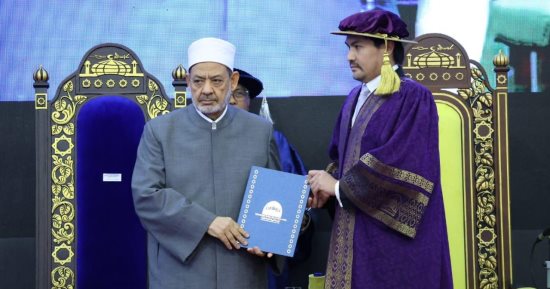 جامعة العلوم الإسلامية الماليزية تمنح شيخ الأزهر الدكتوراة الفخرية