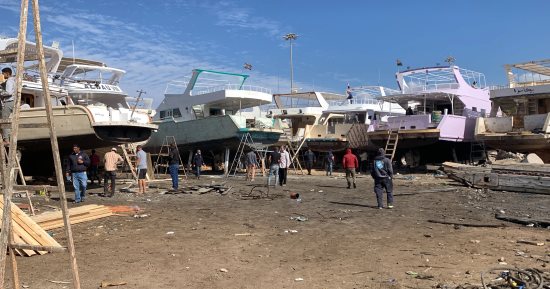 "أزق الغردقة" قبلة السياح للاستمتاع بمشاهدة صيانة وتصنيع المراكب
