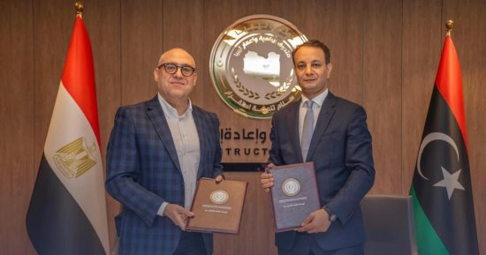 عاصم الجزار رئيس نيوم المصرية يوقع مع "إعمار ليبيا" عقود مشروعات بدرنة