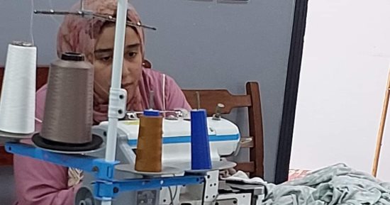 مشروع التمكين الاقتصادى بقرية ميت المخلص بزفتى ضمن حياة كريمة يغير حياة سيدات للأفضل.. يضم 15 ماكينة خياطة لتصنيع الملابس.. الحاجة زينب مديرة المشروع: تدريب المرأة المعيلة والأرامل على صناعة الملابس وتسويقها