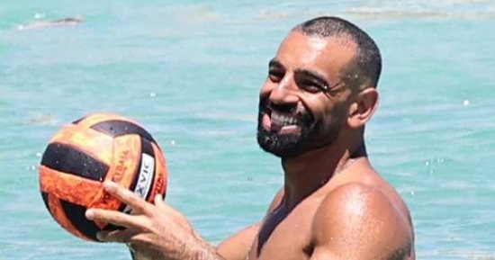 كرة طائرة وفاكهة.. شاهد يوميات محمد صلاح فى جزيرة ميكونوس اليونانية