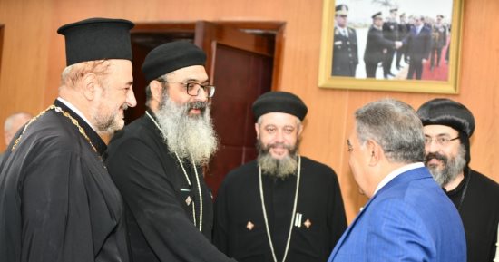 محافظ الدقهلية يستقبل وفد المهنئين من الكنيسة على توليه المسئولية.. صور