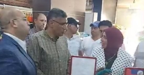 محافظ الجيزة يتفقد السلاسل التجارية بأبو النمرس ويتابع الالتزام بالأسعار.. فيديو