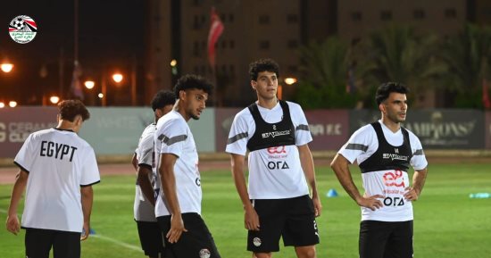 المنتخب الأولمبى كامل العدد.. والننى وزيزو يحفزان اللاعبين فى المران