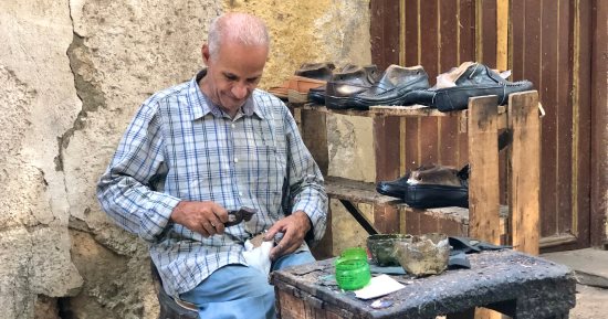 جلد طبيعى وبـ100 جنيه.. شاهد رحلة عم جمال مع 54 سنة فى صناعة الأحذية الهاند ميد