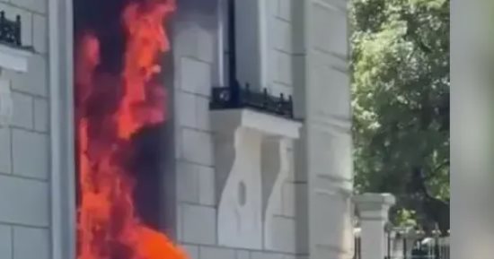 رجل يلقى زجاجتى مولوتوف على القصر الملكى النرويجى.. فيديو 
