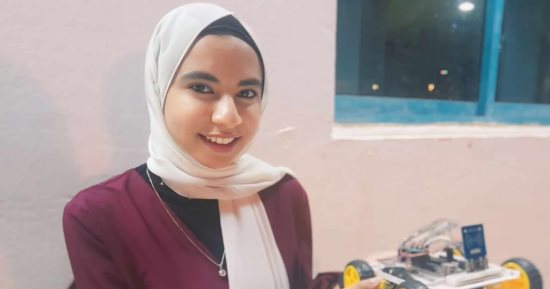"هيوقف السيارة تلقائى".. طالبة ثانوية بقنا تبتكر روبوتا للحد من الحوادث