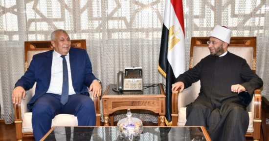وزير الأوقاف ومحافظ الوادى الجديد يناقشان خطة الدعوة والمساجد 