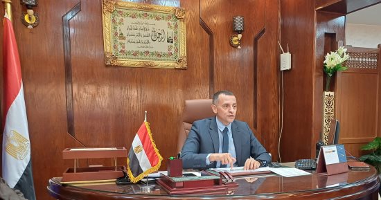 محافظ أسوان الجديد يأمر برفع لافتات التهانى من الشوارع