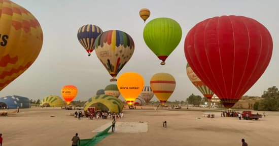 لو عاوز تطلع السماء.. رحلة البالون الطائر بالأقصر سحر يبهر آلاف السياح.. يخرجون من الفنادق فجراً ويعبرون النيل ويستمتعون بالصور التذكارية وقت الشروق.. والشركات تقدم أنواعا بحمولة من 2 لـ32 راكبا