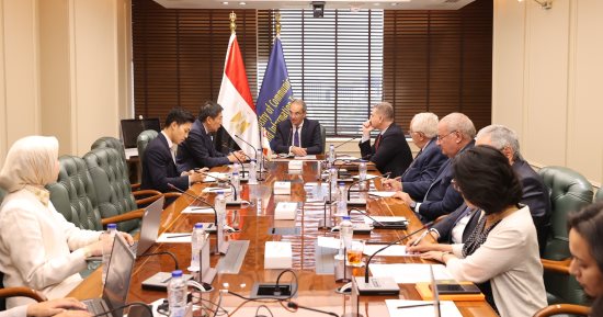 وزير الاتصالات يبحث مع سفير سنغافورة تعزيز التعاون فى مجالات التعهيد