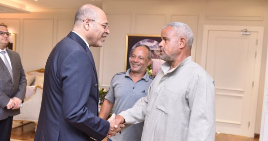وزير العمل يستقبل عاملين من العمالة غير المنتظمة ويوجه بتوفير فرص عمل لهما
