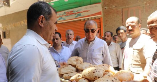 محافظ المنيا وسط أهالى ملوى: لن أبقى على مسئول لا يرضى عنه المواطنون