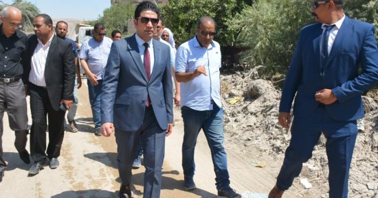 نائب محافظ سوهاج يتفقد حملات رفع نواتج تطهير الترع بمركز أخميم