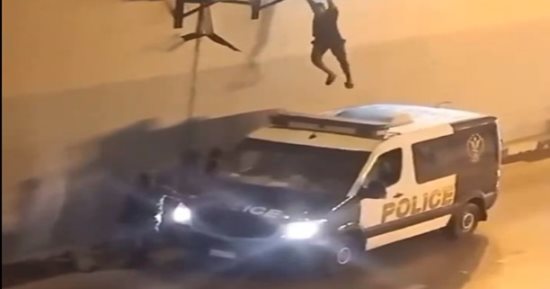 الداخلية تكشف حقيقة سقوط شخص على سيارة شرطة بنفق الثلاثيني