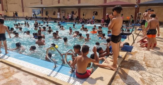 خبراء يحذرون من التهاب العين الناتج عن السباحة.. ما طرق الوقاية