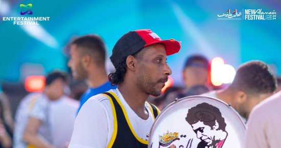 العالم علمين.. علم فلسطين يزين الـ U ARENA.. ألتراس محمد منير يرفعون لافتة "يا اللى إنت حبك حرية" قبل حفله بمهرجان العلمين.. الجمهور يستعد بالدفوف وصور الكينج وسط توافد الحشود من زوار المدينة على ساحة الحفل
