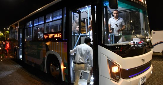 فرحة وإقبال الزائرين.. بدء التشغيل التجريبى للحافلات الكهربائية بشرم الشيخ