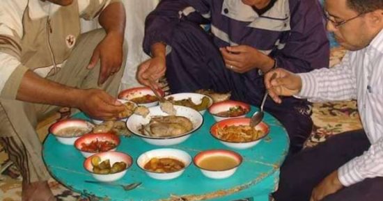 فوائد صحية للأكل على الطبلية.. يساعد على تعزيز عملية الهضم