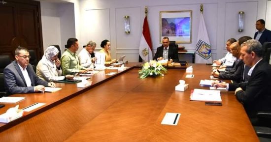 محافظ جنوب سيناء يناقش مع المعنيين الموضوعات الخاصة باجتماع مجلس المحافظين